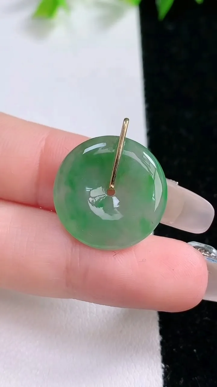 天然A货翡翠平安扣吊坠，尺寸19.5-3.2，重量:2.90g
1月31日