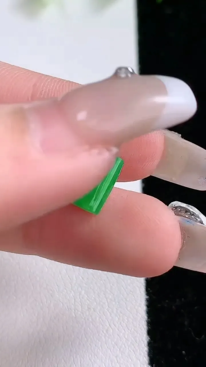 天然A货翡翠马鞍戒面，尺寸9.6-5.2-2.4，重:0.28g
1月31日