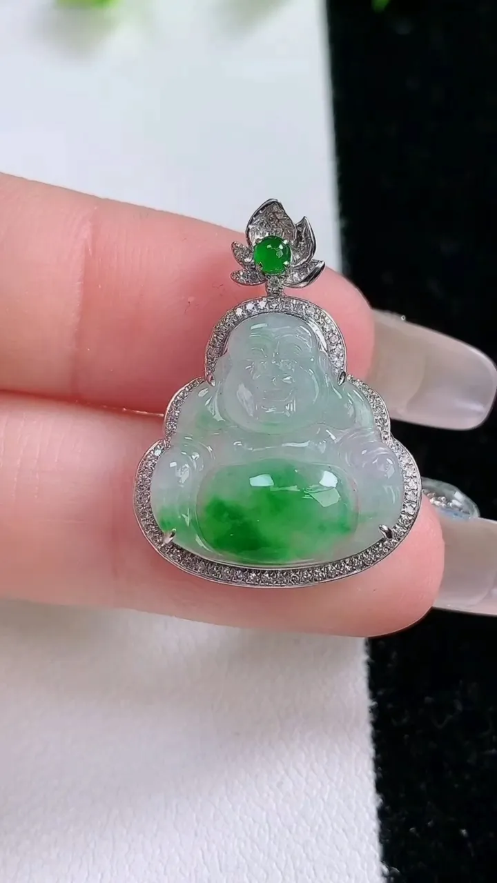 天然A货翡翠佛公吊坠，尺寸26.8-20-7.2，17.4-17重量:2.95g
1月31日