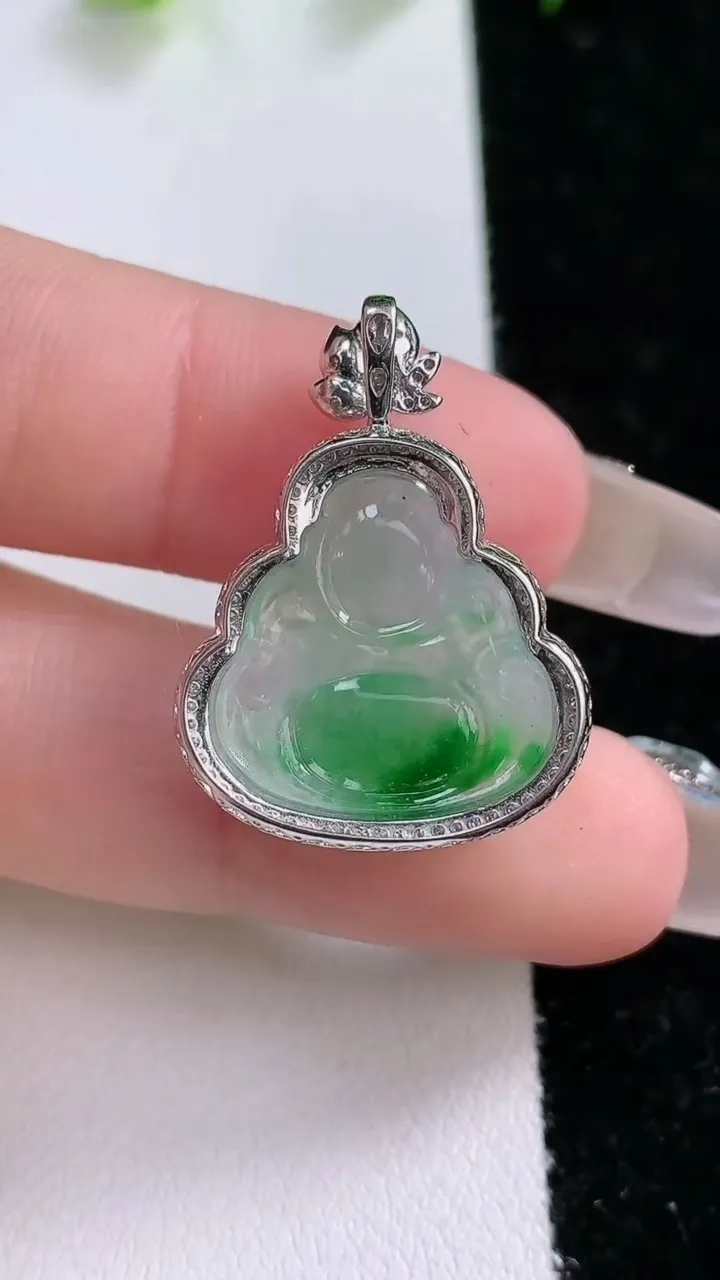 天然A货翡翠佛公吊坠，尺寸26.8-20-7.2，17.4-17重量:2.95g
1月31日