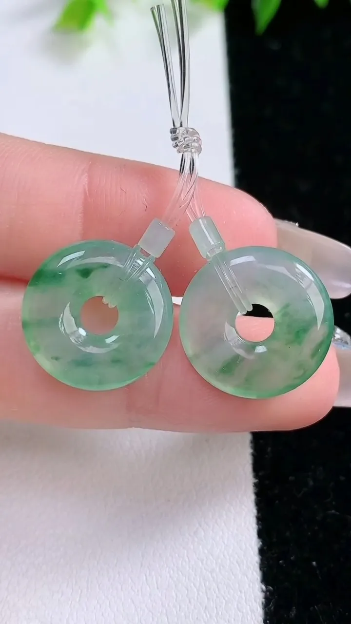 天然A货翡翠冰种飘花平安环吊坠一对，尺寸16.2-3.8，重量:4.25g
1月31日