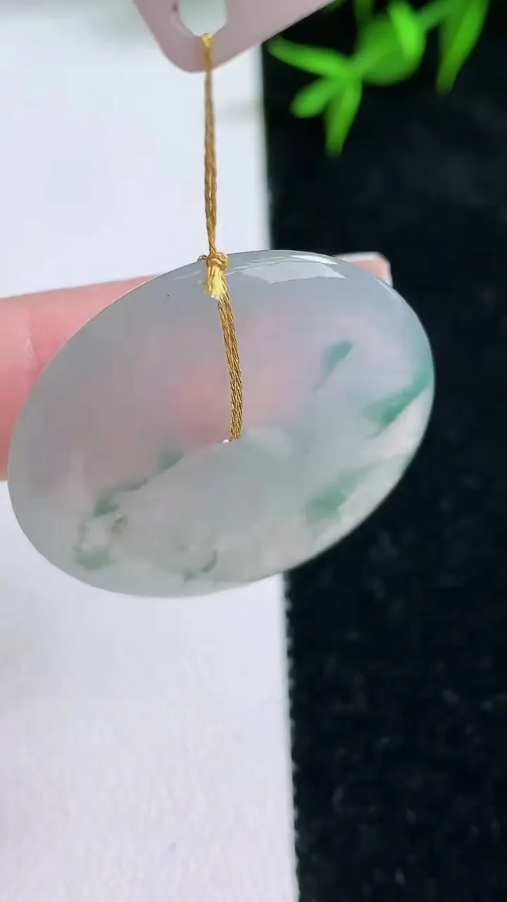 天然A货翡翠冰种飘花平安扣吊坠，尺寸31.4-5.2，重量:11.73g
1月31日