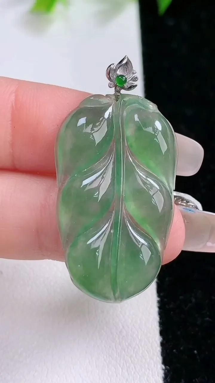 天然A货翡翠金枝玉叶 叶子吊坠，尺寸33.5-20.2-2.8，重量:4.837g
1月31日