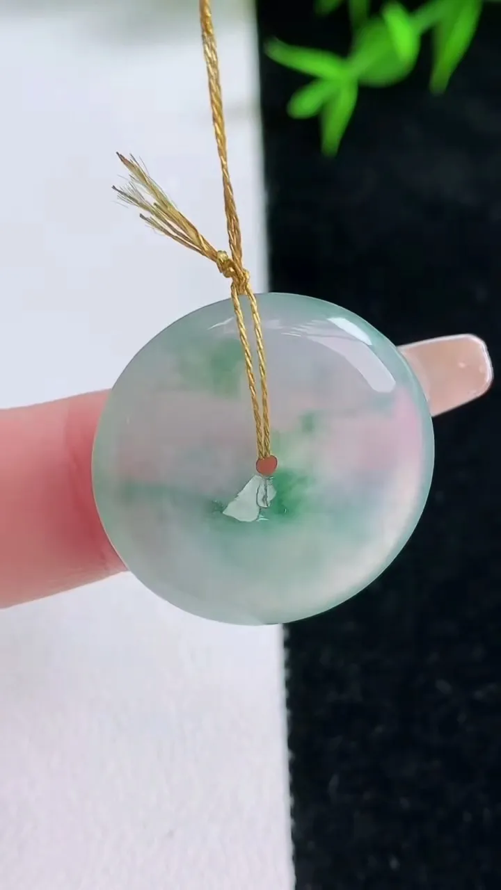 天然A货翡翠冰种飘花平安扣吊坠，尺寸22.7-4.4，重量:5.57g
1月31日