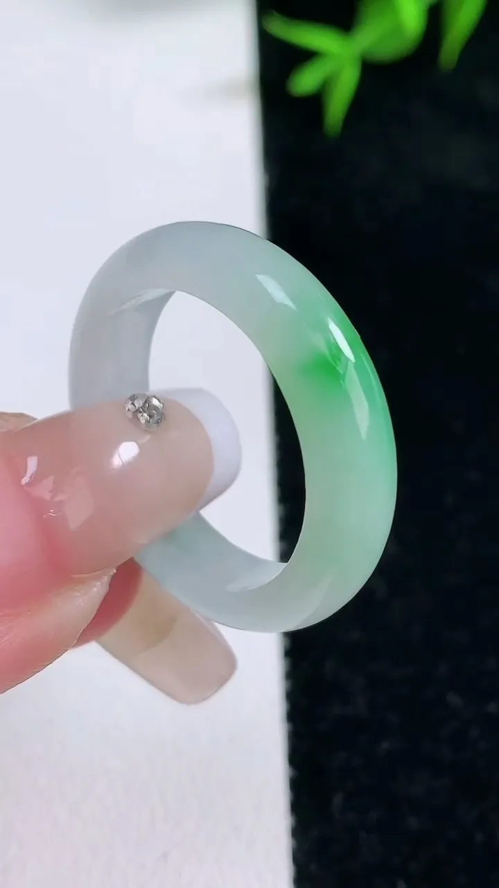 天然A货翡翠指环戒指，尺寸20.4-5.2-3，重量:4.62g2026年1月31日
工厂直销收藏佳品,种好水足，色泽均匀，有种有色，上手高大气！