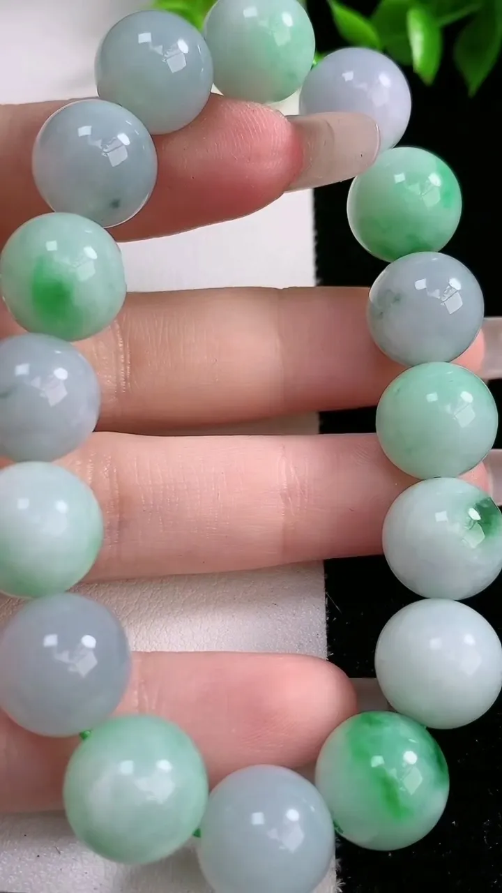天然A货翡翠圆珠手串，尺寸12.2，重:52.40g1月31日
工厂直销收藏佳品,种好水足，色泽均匀，有种有色，上手高大气！