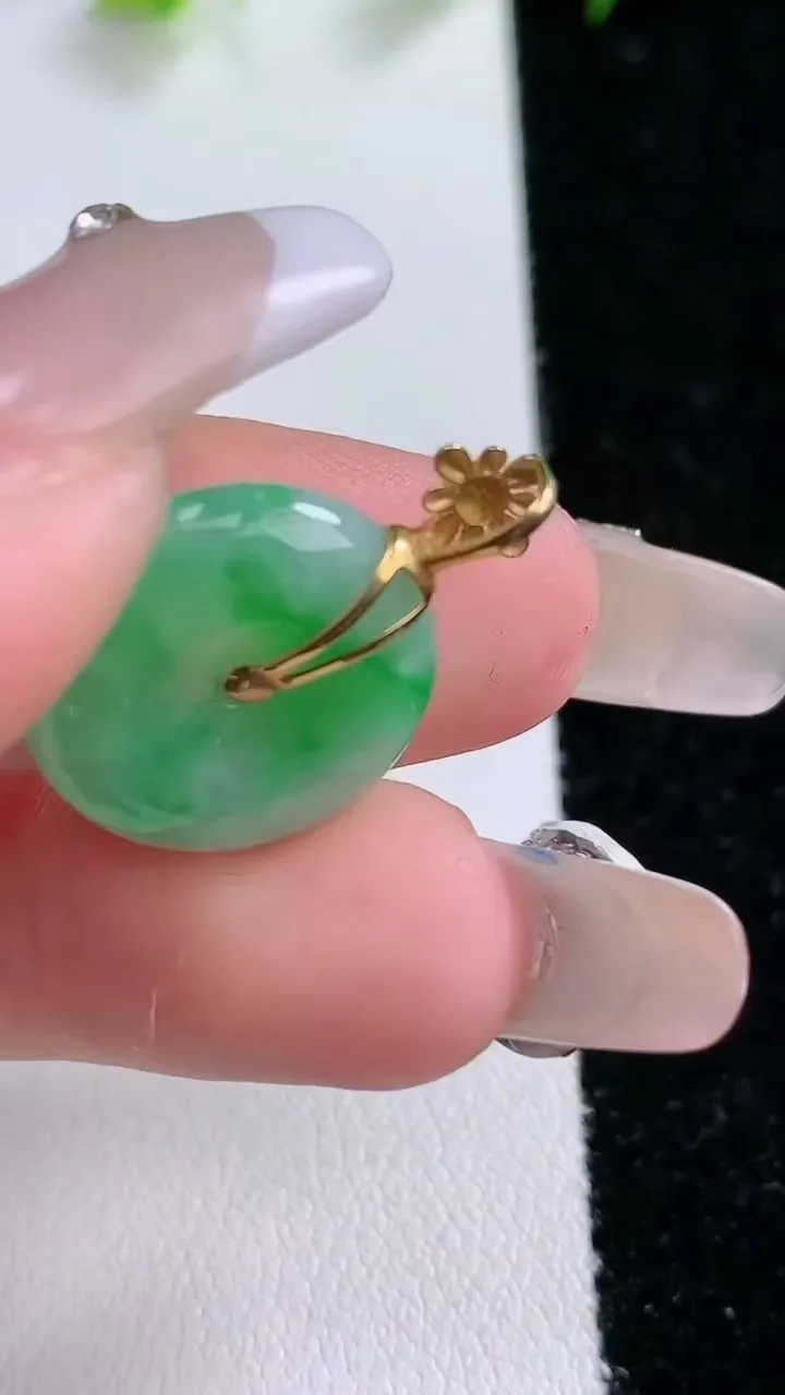 天然A货翡翠平安扣吊坠，尺寸16.6-4.4，重量:3.30g
1月31日