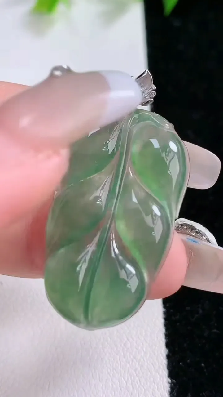 天然A货翡翠金枝玉叶 叶子吊坠，尺寸33.5-20.2-2.8，重量:4.837g
1月31日
