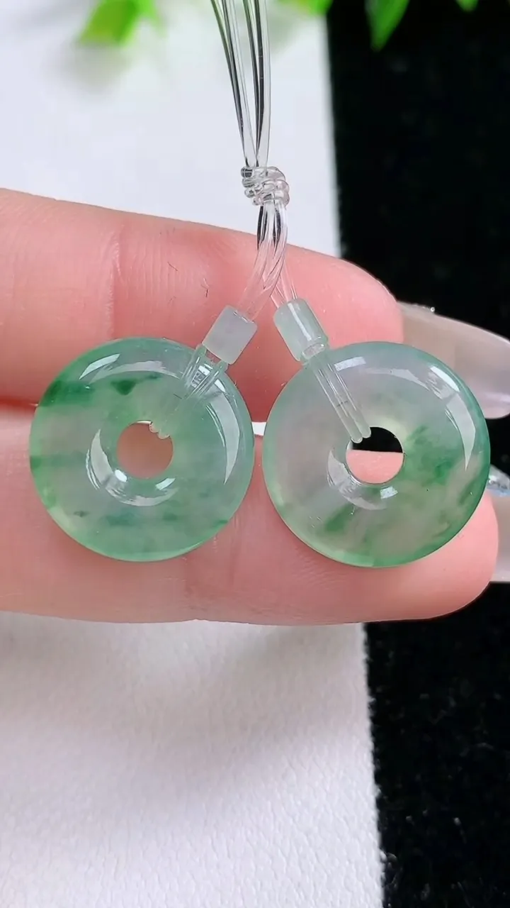 天然A货翡翠冰种飘花平安环吊坠一对，尺寸16.2-3.8，重量:4.25g
1月31日