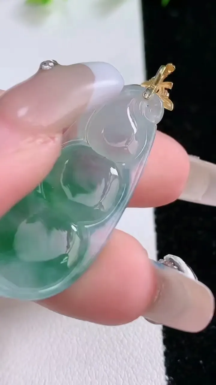 天然A货翡翠种飘花福豆吊坠，尺寸36.5-15.4-5.6，重量:6.23g
1月31日