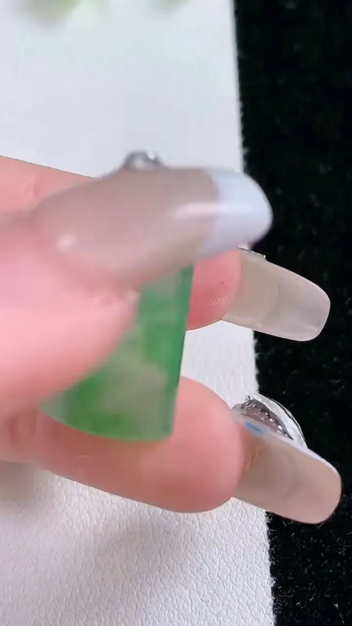 天然A货翡翠无事牌吊坠，尺寸20.6-14-2.5，重量:2.27g
1月31日