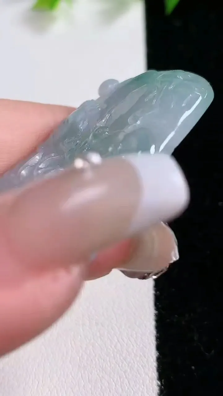 天然A货翡翠飘花梅花鹿吊坠，尺寸55-34.8-5.3，重:21.73g
1月31日