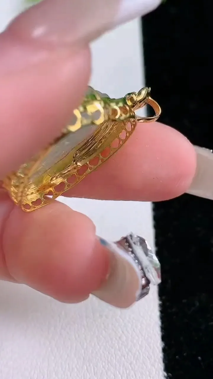 天然A货翡翠佛公吊坠，尺寸27-26.3-8.2，裸石17.2-24重量:4.74g
1月31日