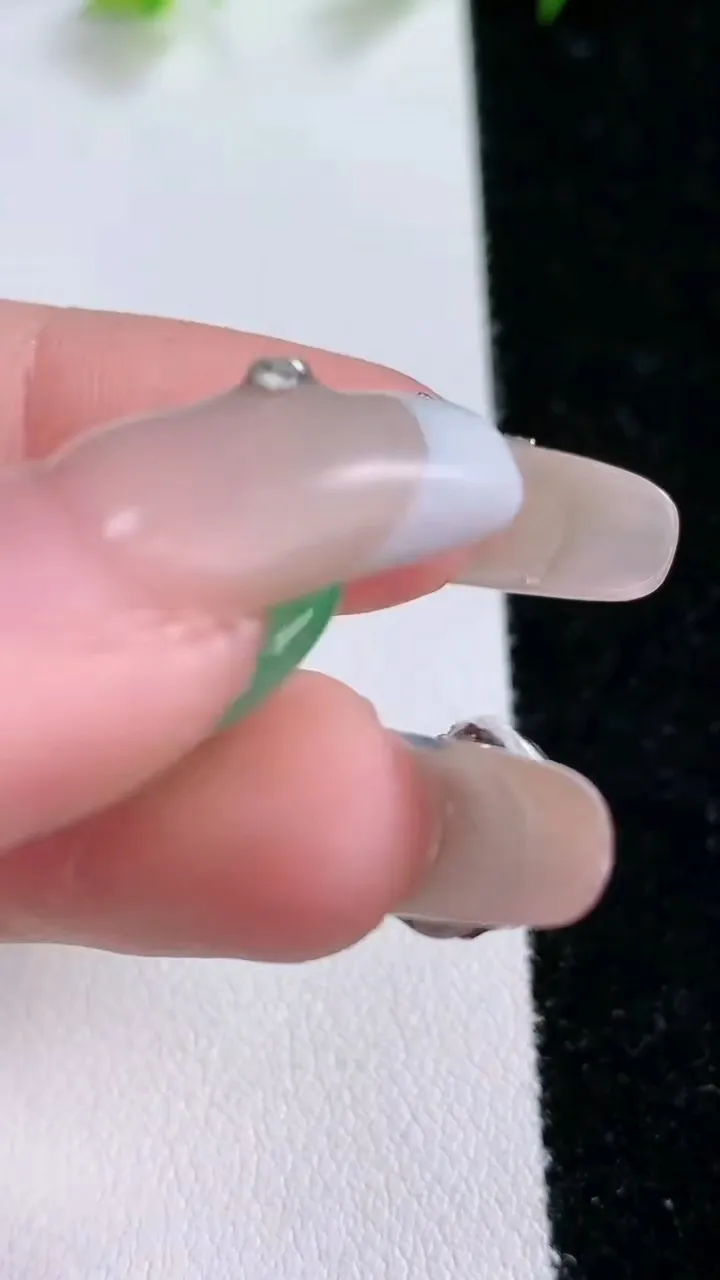 天然A货翡翠平安扣吊坠，尺寸16.6-4.4，重量:3.30g
1月31日