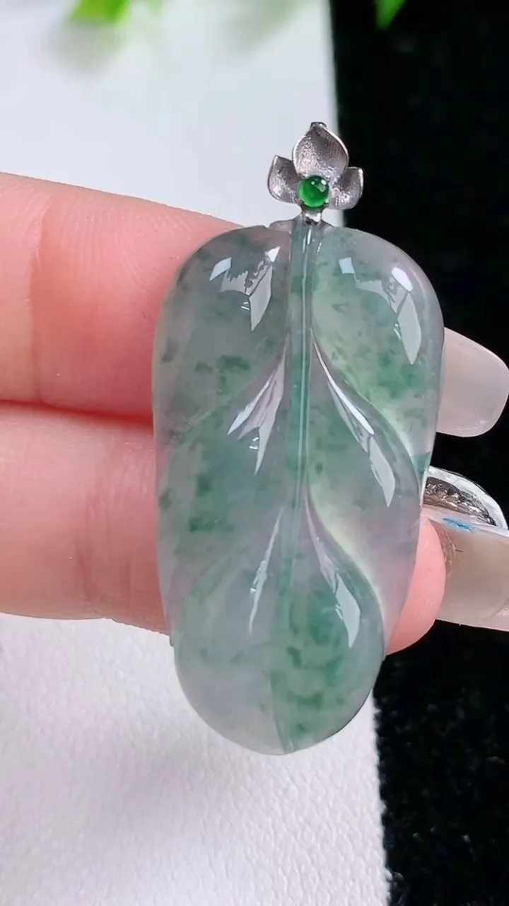 天然A货翡翠种飘花金枝玉叶 叶子吊坠，尺寸34-19-3.8，重量:5.30g
1月31日