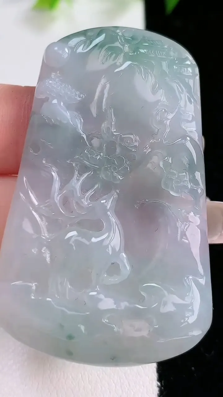 天然A货翡翠飘花梅花鹿吊坠，尺寸55-34.8-5.3，重:21.73g
1月31日