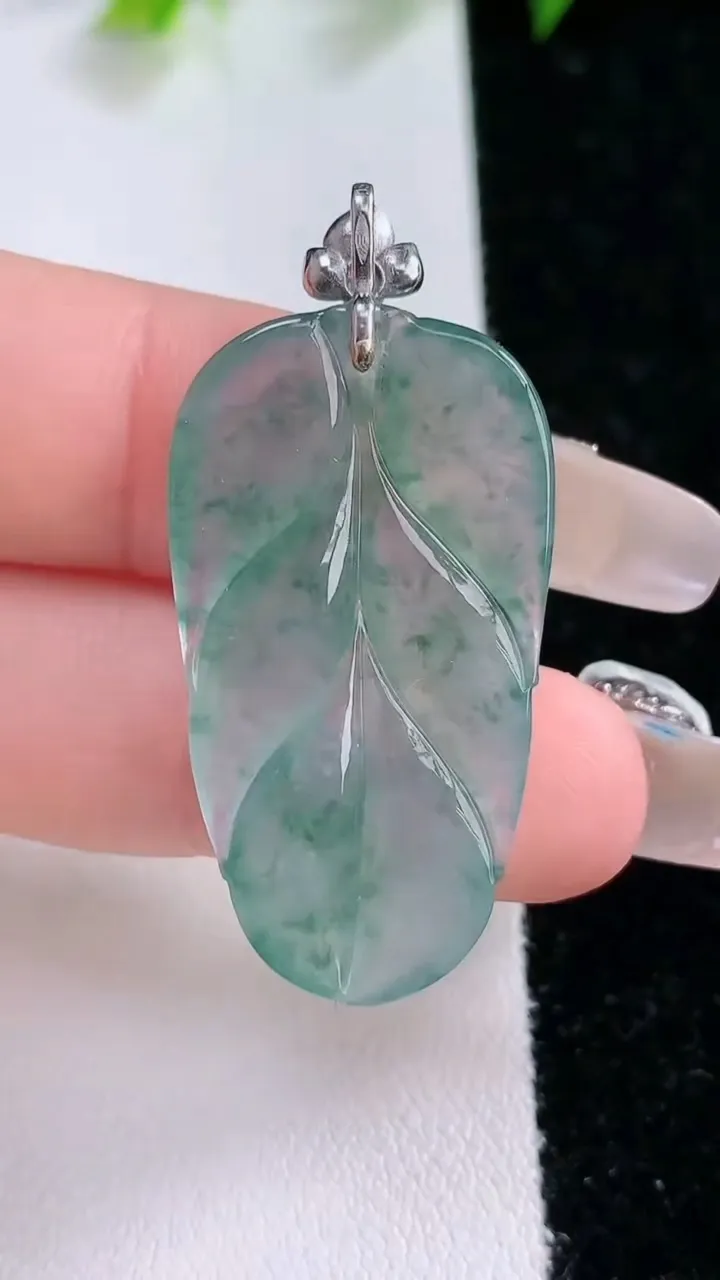 天然A货翡翠种飘花金枝玉叶 叶子吊坠，尺寸34-19-3.8，重量:5.30g
1月31日