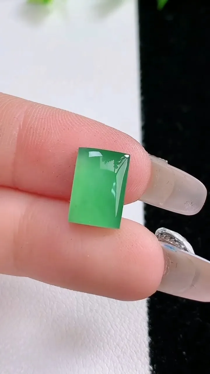 天然A货翡翠马鞍戒面，尺寸12-8.4-3，重:0.86g
1月31日