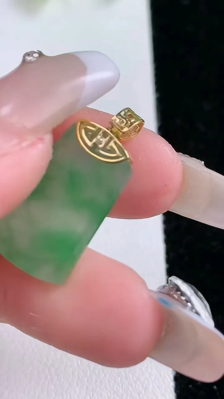 天然A货翡翠无事牌吊坠，尺寸20.6-14-2.5，重量:2.27g
1月31日