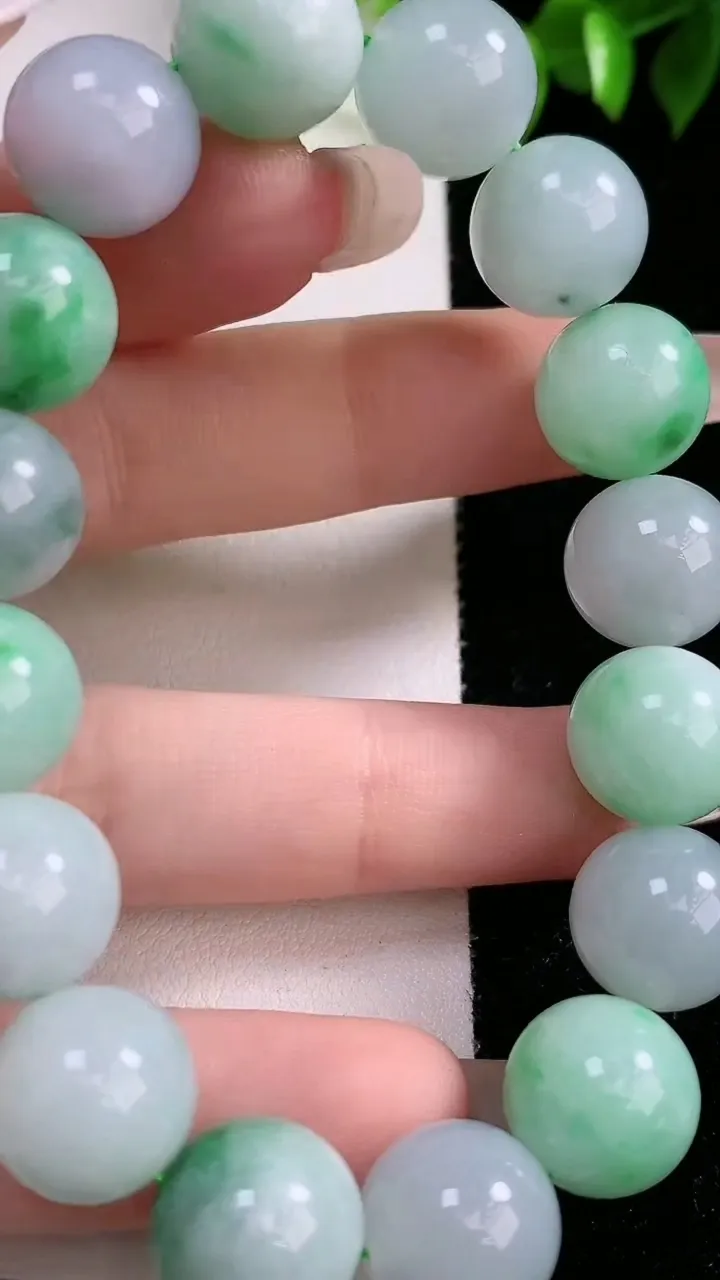 天然A货翡翠圆珠手串，尺寸12.2，重:52.40g1月31日
工厂直销收藏佳品,种好水足，色泽均匀