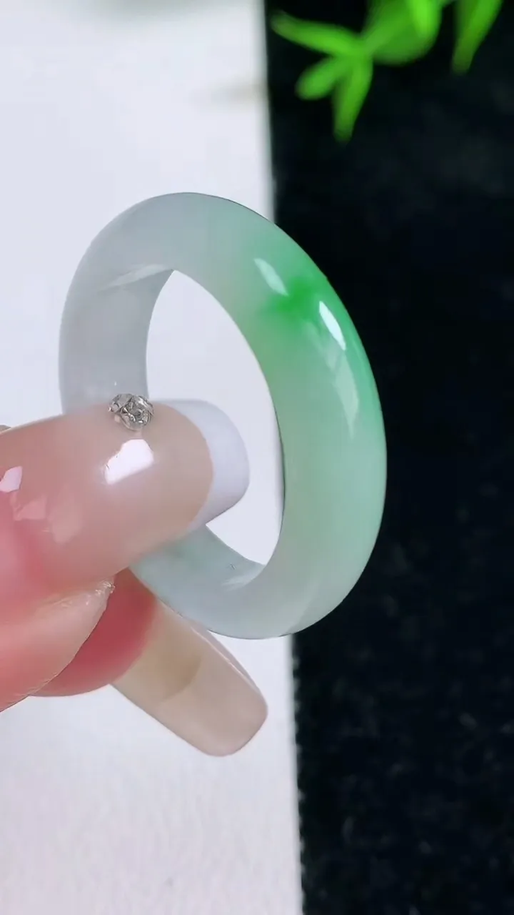 天然A货翡翠指环戒指，尺寸20.4-5.2-3，重量:4.62g2026年1月31日
工厂直销收藏佳品,种好水足，色泽均匀，有种有色，上手高大气！