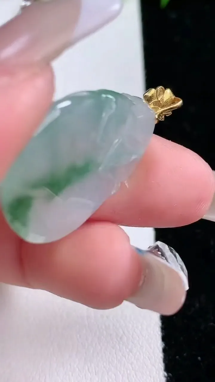 天然A货翡翠种飘花寿桃吊坠，尺寸26.6-20.6-5.6，重量:6.45g
1月31日