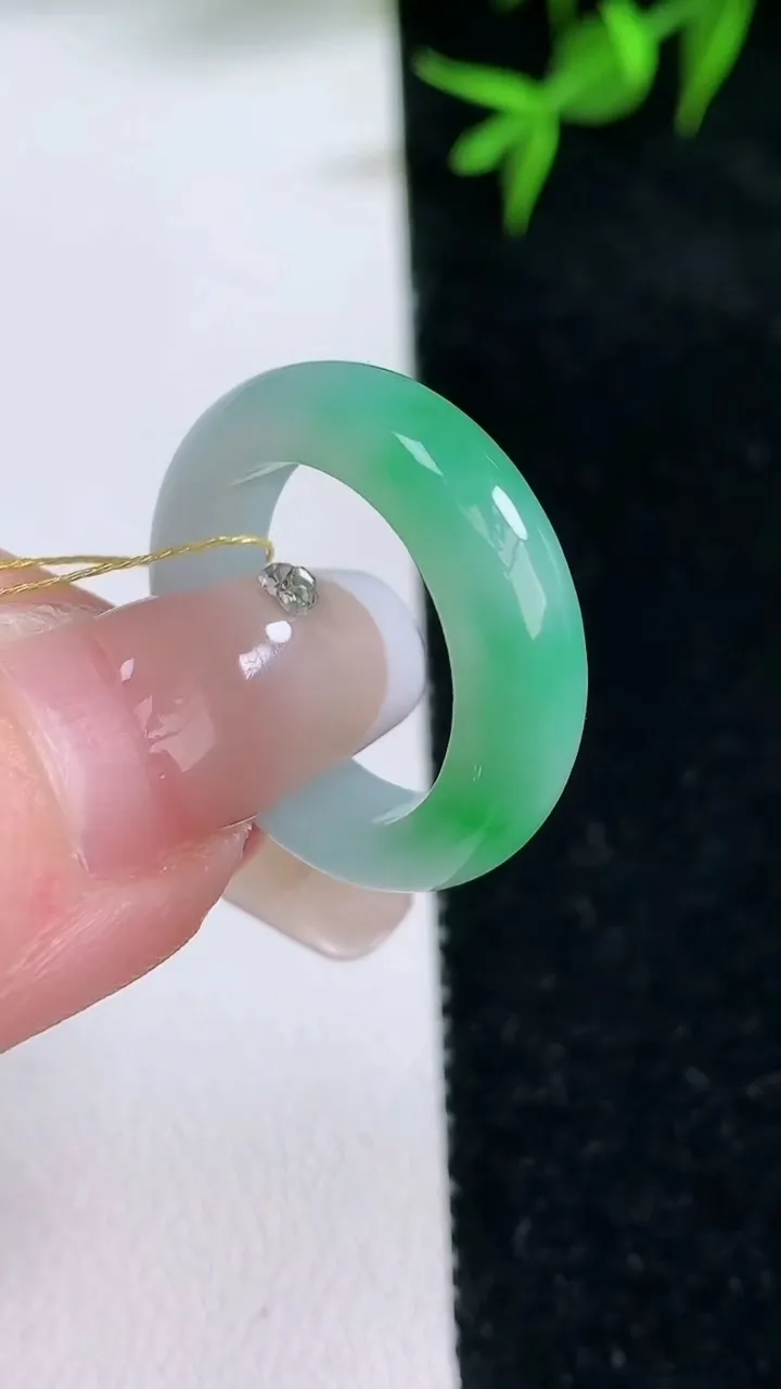 天然A货翡翠指环戒指，尺寸16.8-5.3-3.2，重量:4.17g2026年1月31日
工厂直销收藏佳品,种好水足，色泽均匀，有种有色，上手高大气！