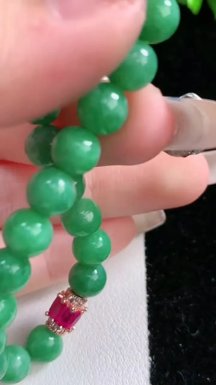 天然A货翡翠圆珠手串，尺寸7.5-22颗，重:16.68g1月31日
工厂直销收藏佳品,种好水足，色泽均匀，有种有色，上手高大气！