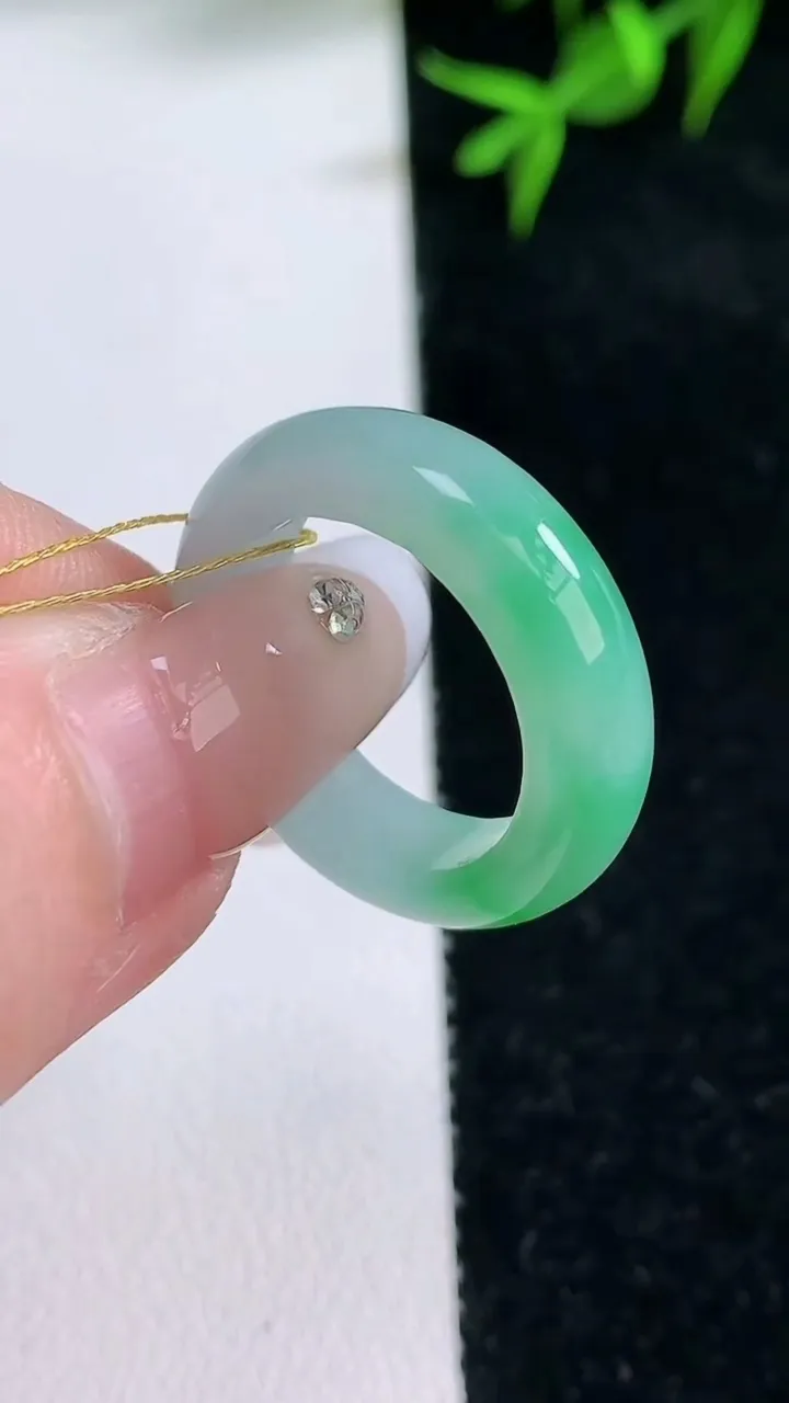 天然A货翡翠指环戒指，尺寸16.8-5.3-3.2，重量:4.17g2026年1月31日
工厂直销收藏佳品,种好水足，色泽均匀，有种有色，上手高大气！