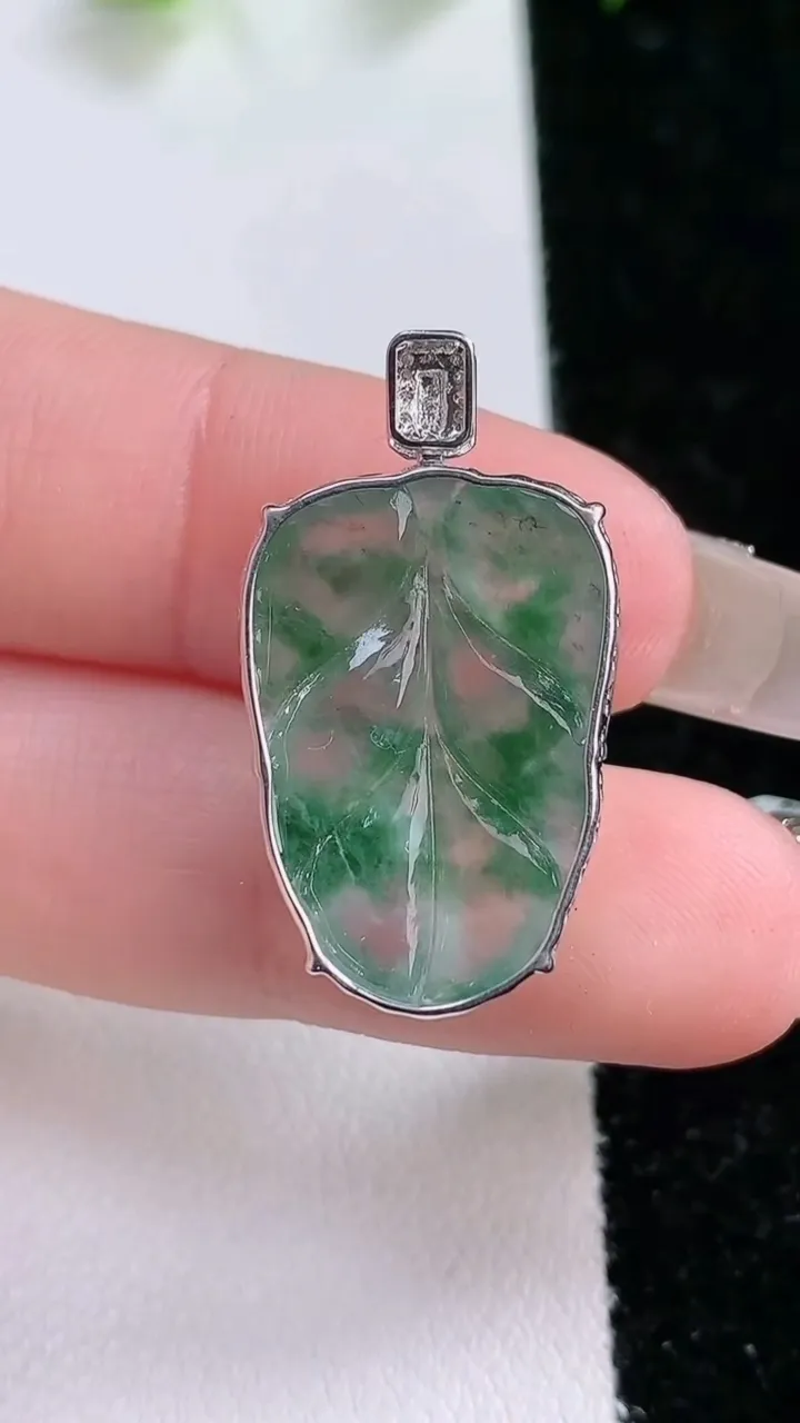 天然A货翡翠种飘花金枝玉叶 叶子吊坠，尺寸22-15.3-5.6，重量:3.65g
1月31日