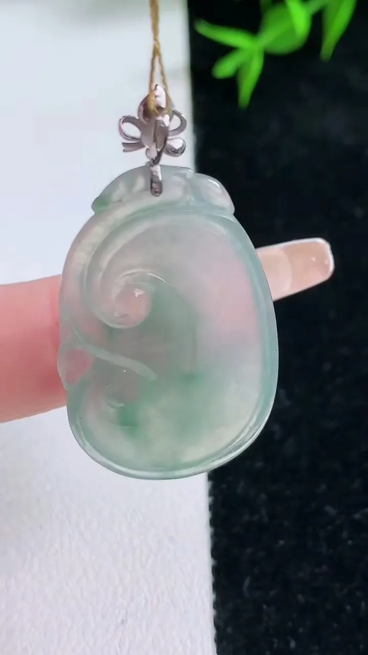 天然A货翡翠种飘花如意吊坠，尺寸32.2-20.7-4，重量:5.81g
1月31日