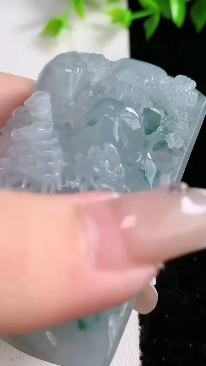 天然A货翡翠牌吊坠，尺寸64-49-14，重:94.81g
1月31日