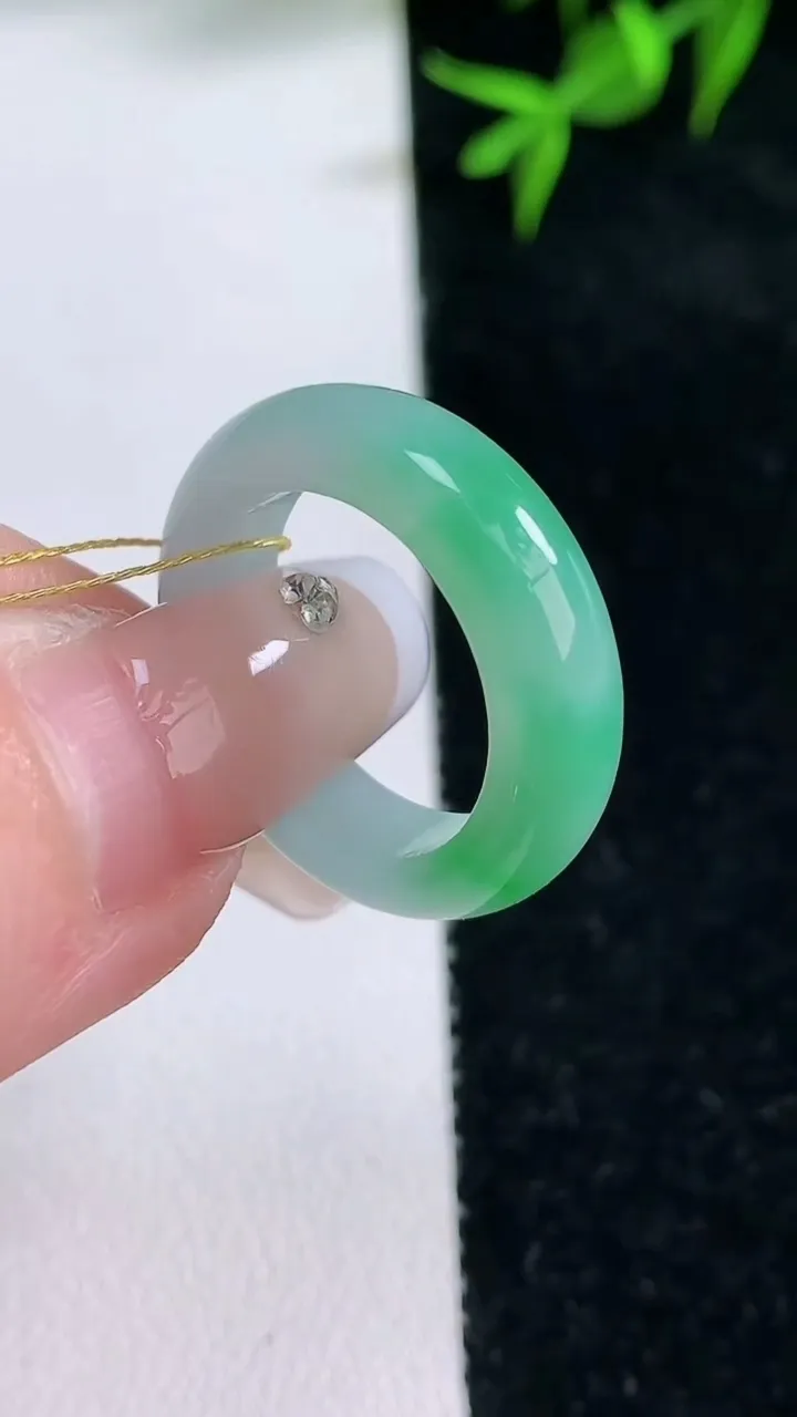 天然A货翡翠指环戒指，尺寸16.8-5.3-3.2，重量:4.17g2026年1月31日
工厂直销收藏佳品,种好水足，色泽均匀，有种有色，上手高大气！