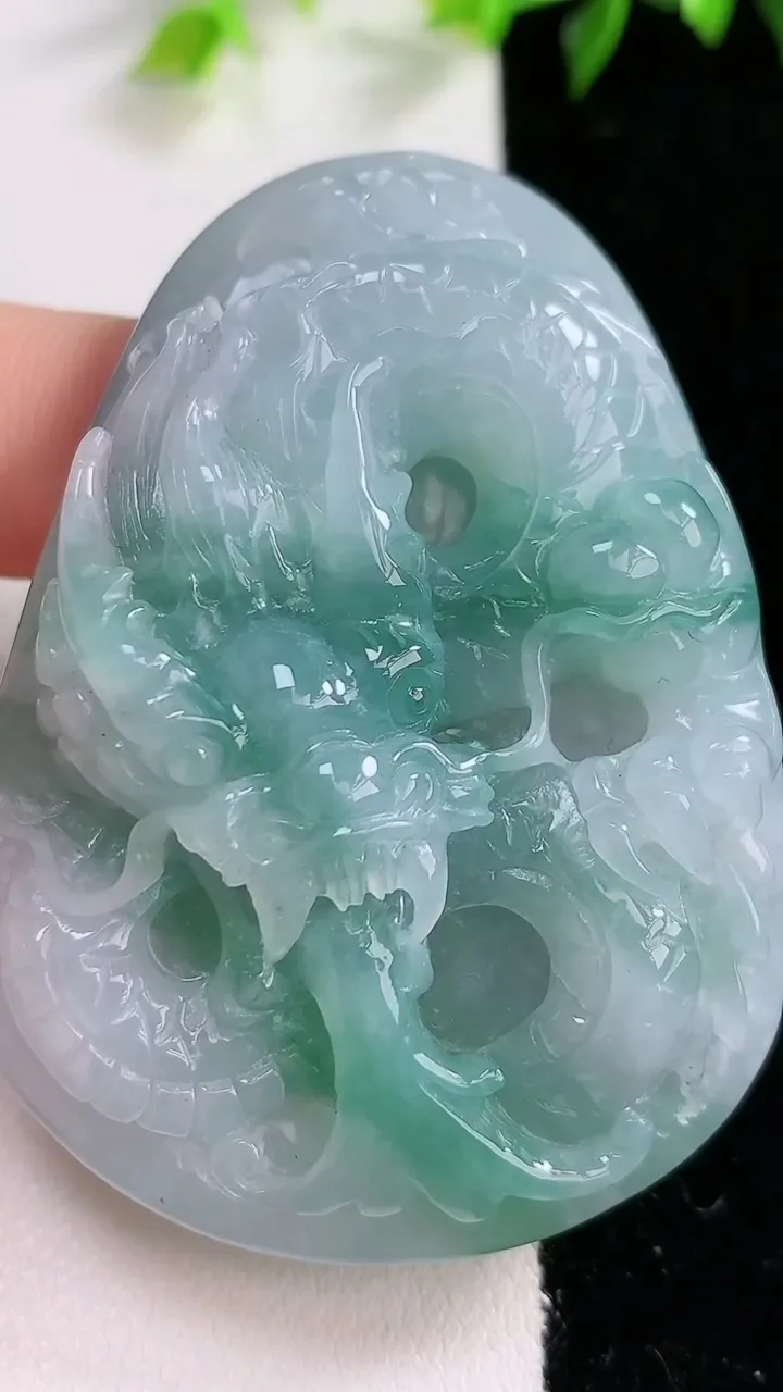 天然A货翡翠龙牌吊坠，尺寸61.6-44.4-16.1，重:65.14g
1月31日