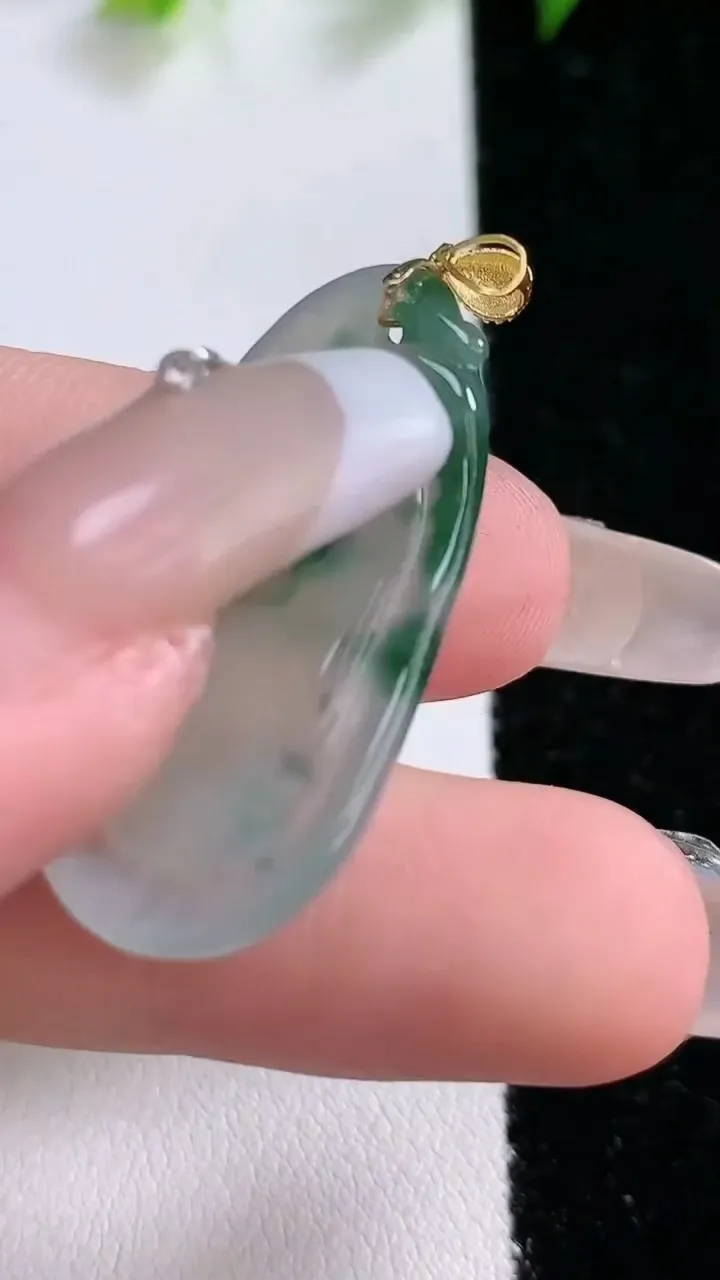 天然A货翡翠种飘花如意吊坠，尺寸33-16-5.2，重:4.77g
1月31日