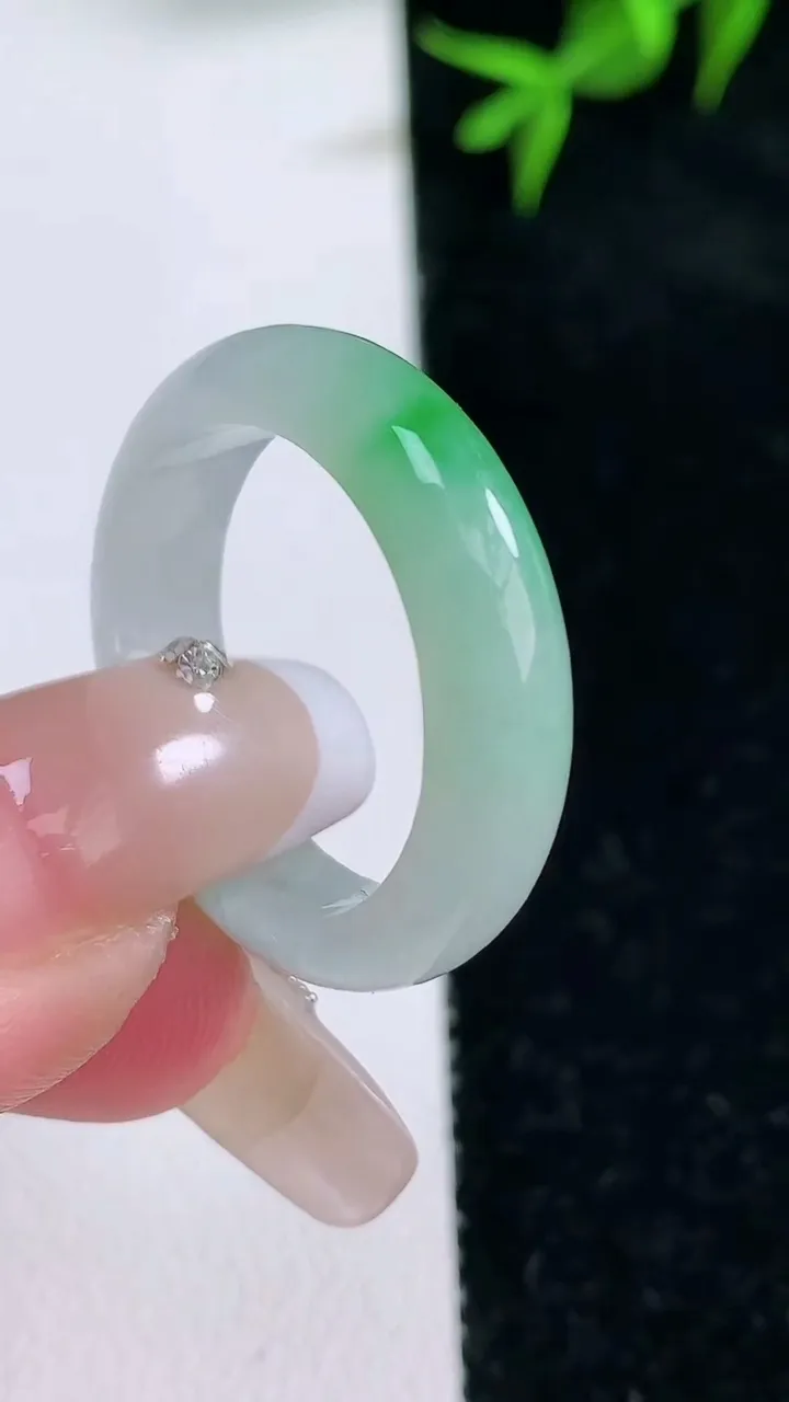 天然A货翡翠指环戒指，尺寸20.4-5.2-3，重量:4.62g2026年1月31日
工厂直销收藏佳品,种好水足，色泽均匀，有种有色，上手高大气！