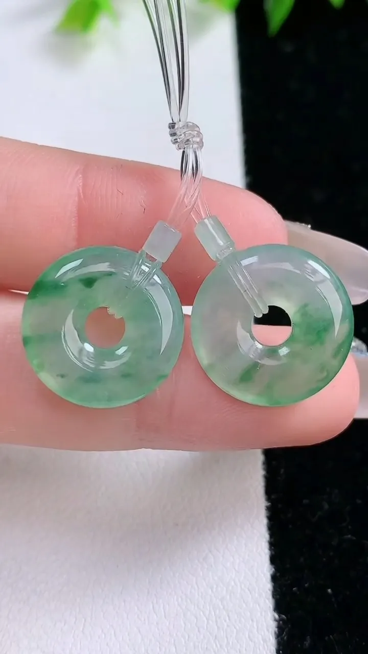 天然A货翡翠冰种飘花平安环吊坠一对，尺寸16.2-3.8，重量:4.25g
1月31日