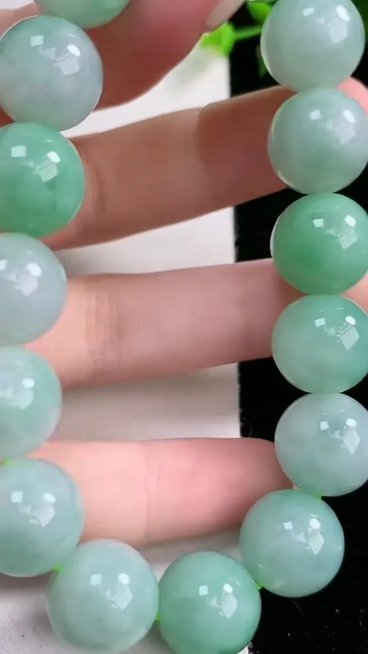 天然A货翡翠圆珠手串，尺寸13.2，重:63.74g1月31日
工厂直销收藏佳品,种好水足，色泽均匀，有种有色，上手高大气！