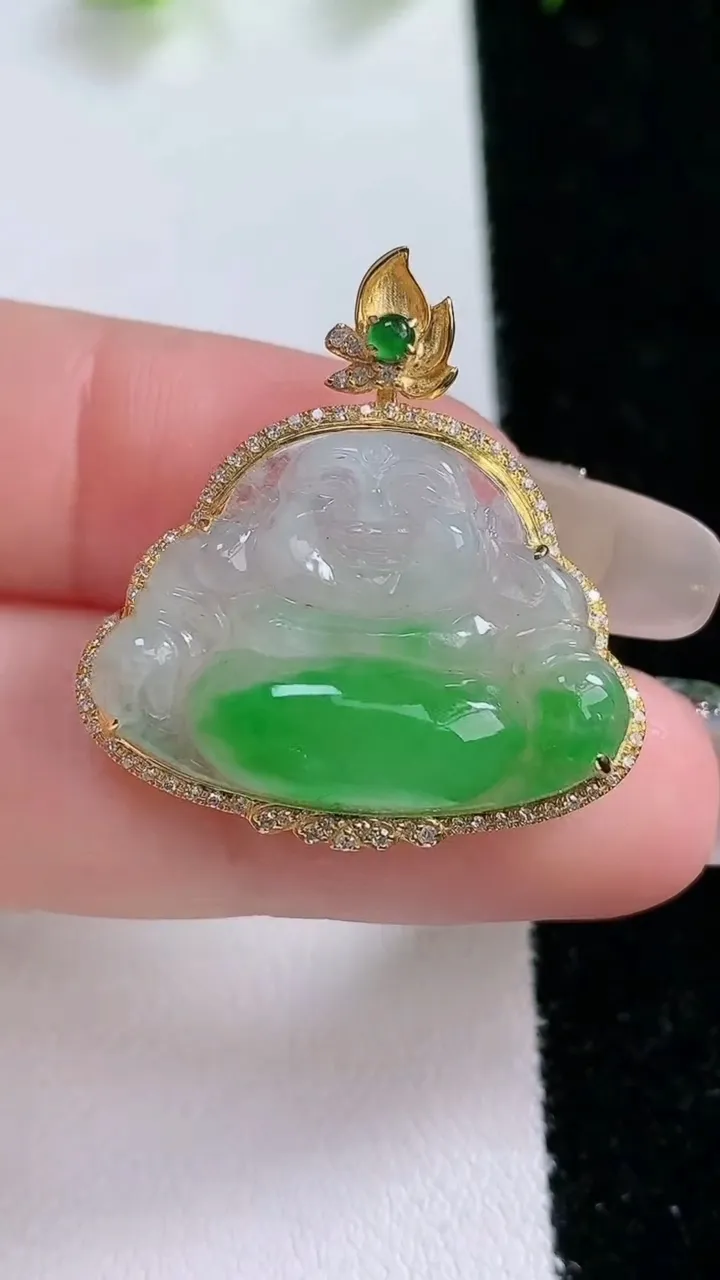 天然A货翡翠佛公吊坠，尺寸27-26.3-8.2，裸石17.2-24重量:4.74g
1月31日