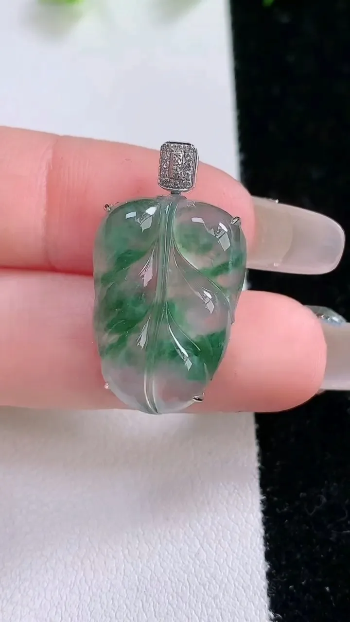 天然A货翡翠种飘花金枝玉叶 叶子吊坠，尺寸22-15.3-5.6，重量:3.65g
1月31日