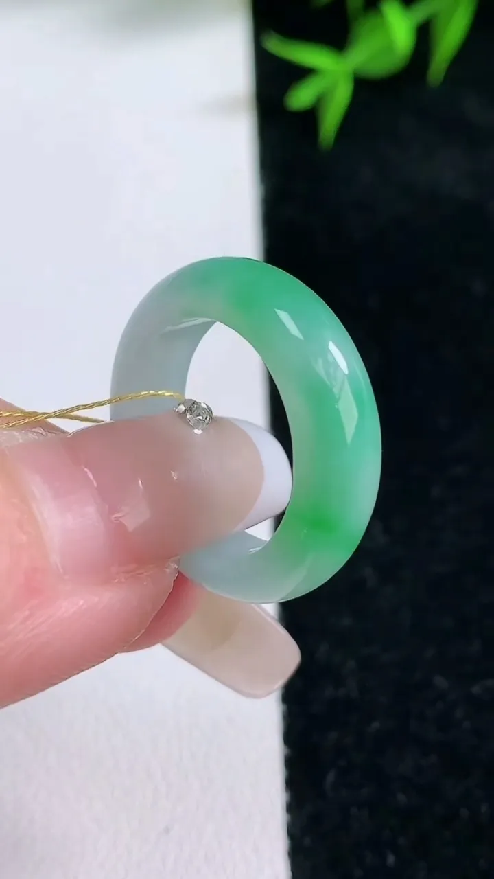 天然A货翡翠指环戒指，尺寸16.8-5.3-3.2，重量:4.17g2026年1月31日
工厂直销收藏佳品,种好水足，色泽均匀，有种有色，上手高大气！