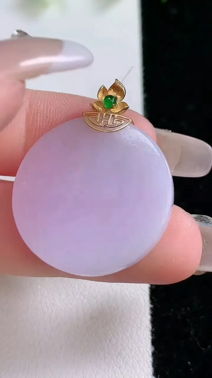 天然A货翡翠18K金紫罗兰无事牌吊坠，尺寸31.7-25.2-3.8，重:6.59g
1月31日