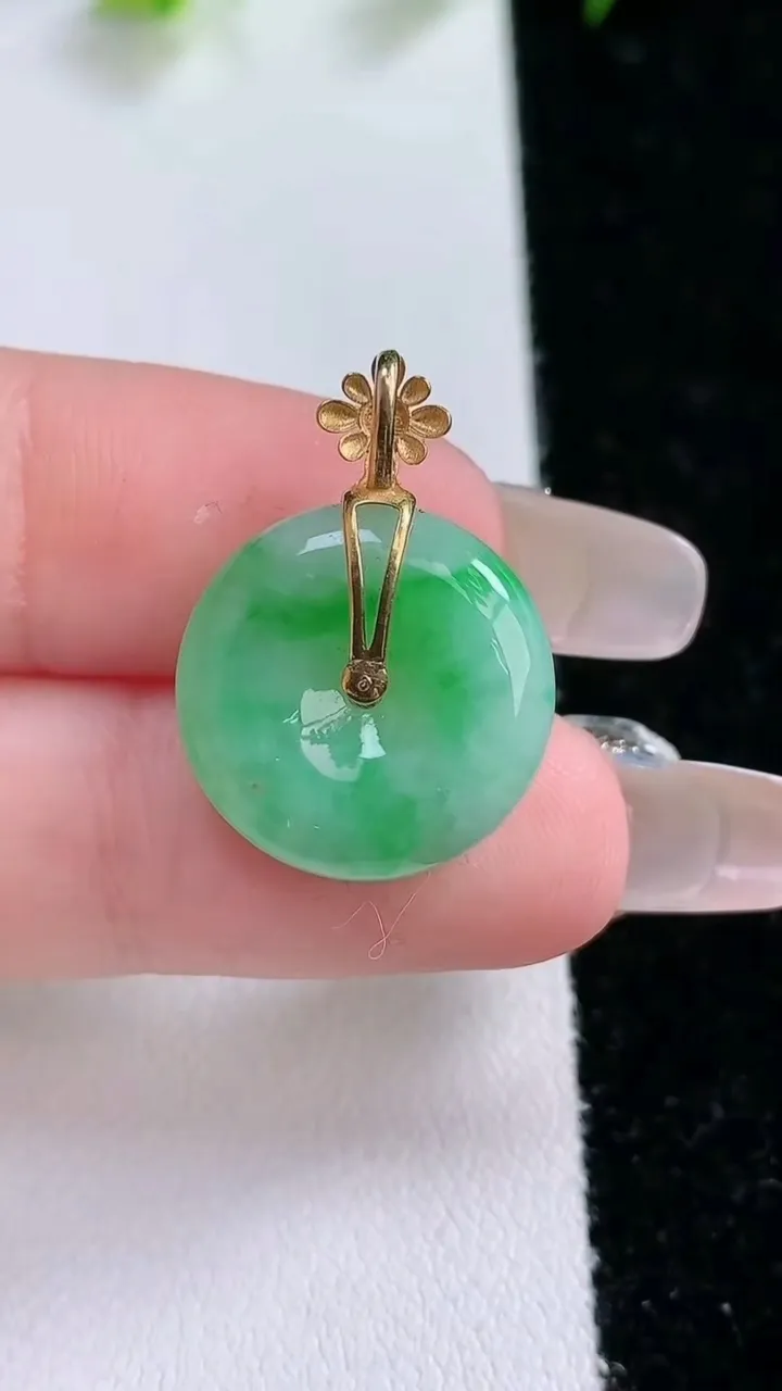 天然A货翡翠平安扣吊坠，尺寸16.6-4.4，重量:3.30g
1月31日