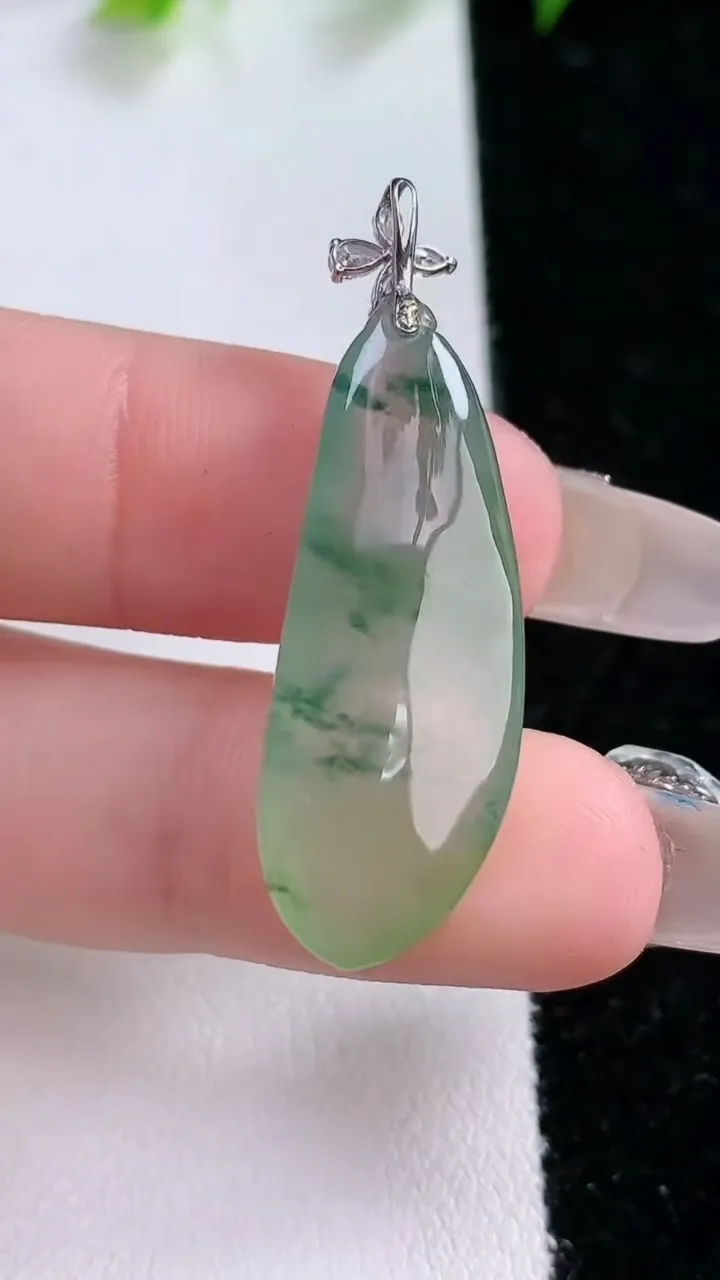 天然A货翡翠种飘花福瓜吊坠，尺寸30-11.7-6，重量:4.34g
1月31日
