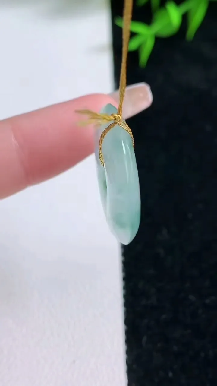 天然A货翡翠冰种飘花平安扣吊坠，尺寸22.7-4.4，重量:5.57g
1月31日