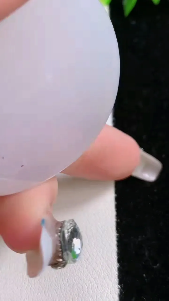 天然A货翡翠无相佛吊坠，尺寸45.5-40-6.1，重:28.55g
1月31日