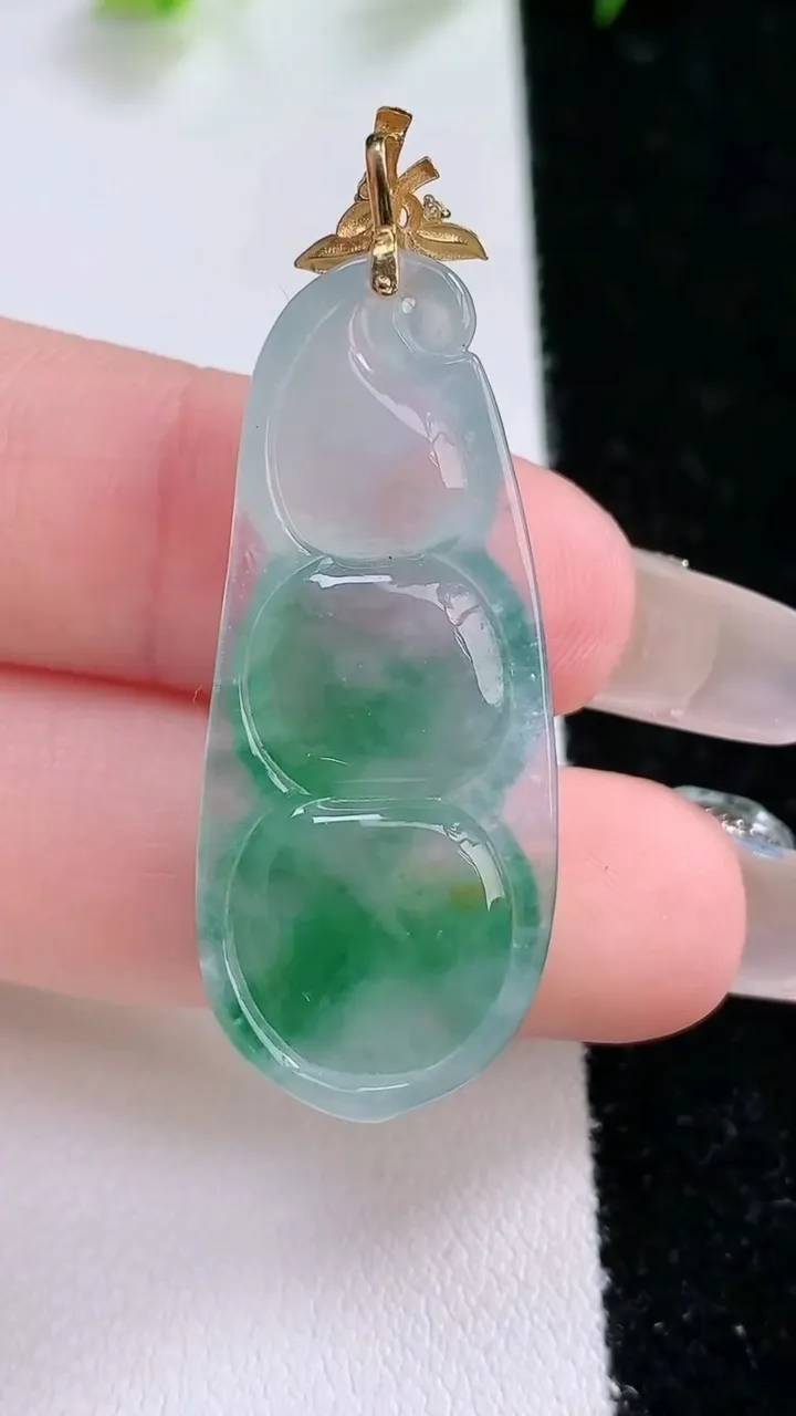天然A货翡翠种飘花福豆吊坠，尺寸36.5-15.4-5.6，重量:6.23g
1月31日