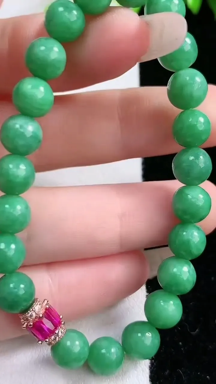 天然A货翡翠圆珠手串，尺寸7.5-22颗，重:16.68g1月31日
工厂直销收藏佳品,种好水足，色泽均匀，有种有色，上手高大气！