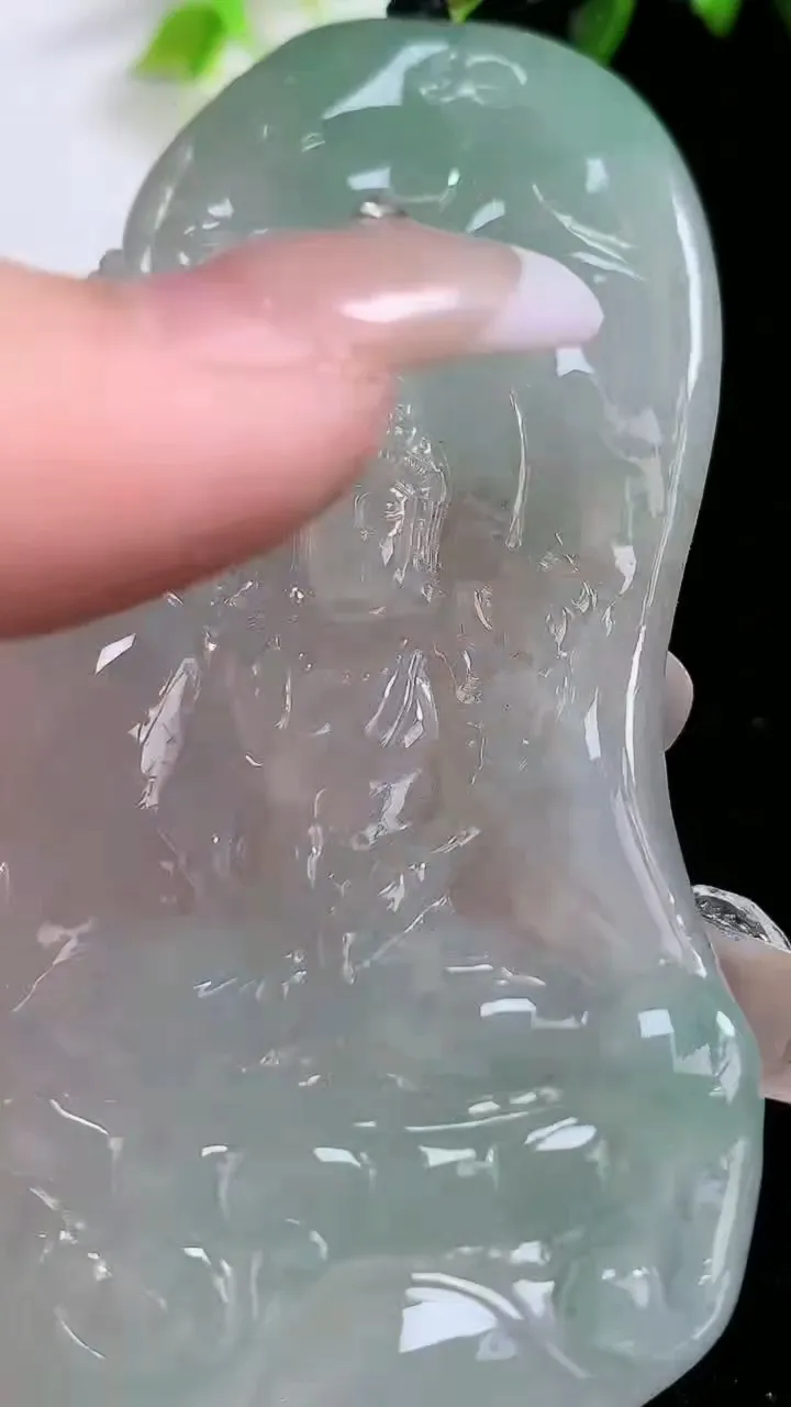 天然A货翡翠普贤菩萨吊坠，尺寸83-40.3-5.4，重:37.72g
1月31日