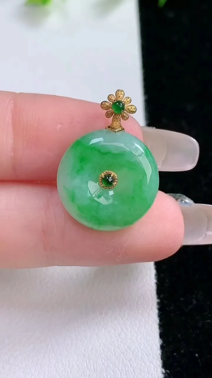 天然A货翡翠平安扣吊坠，尺寸16.6-4.4，重量:3.30g
1月31日